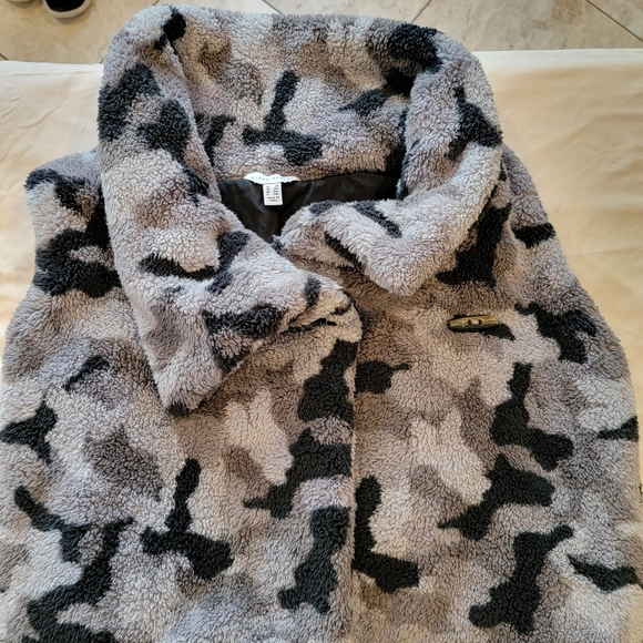 Susan Graver Asymmetrical Gray/Black Camo Sherpa Vest - Brand New, Size 2X - Picture 5 of 5